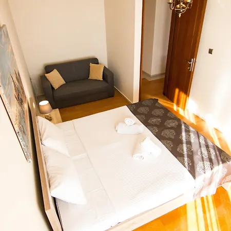 Our House Luxury Apartament PalaiónTsiflíkion